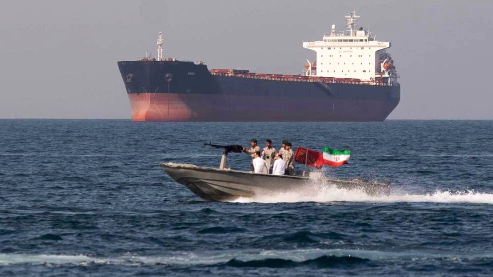إيران ترفض مزاعم أمريكية بإعادة فتح مضيق هرمز