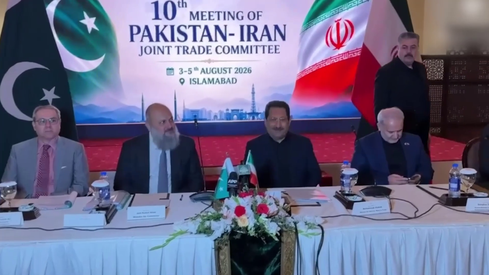 إيران وباكستان توقعان اتفاقًا تجاريًا جديدًا