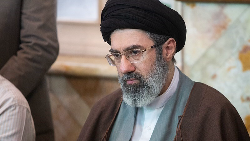 الزعيم الإيراني الجديد يعيد ترتيب المناصب العسكرية العليا