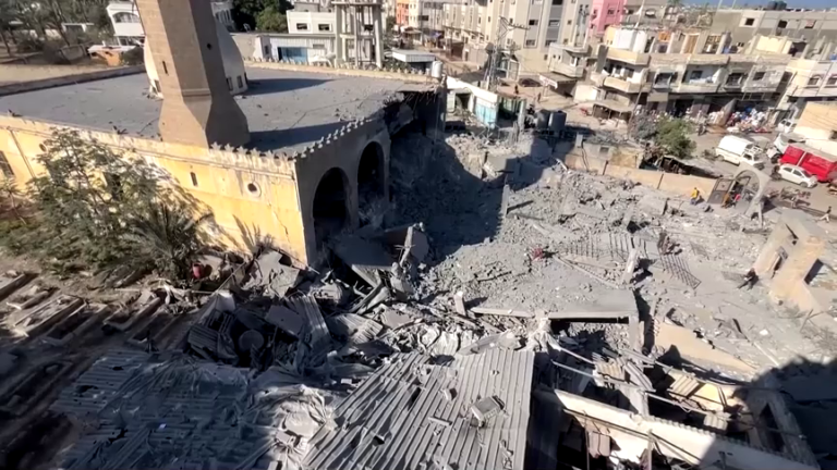 مسجد في دير البلح بغزة يتضرر جراء ضربة إسرائيلية
