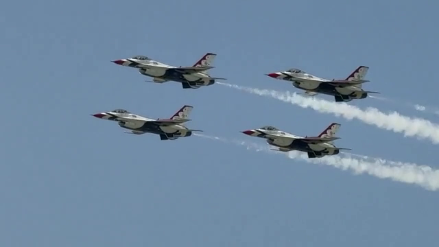فريق ثندربيردز يحلق في معرض روشستر الجوي