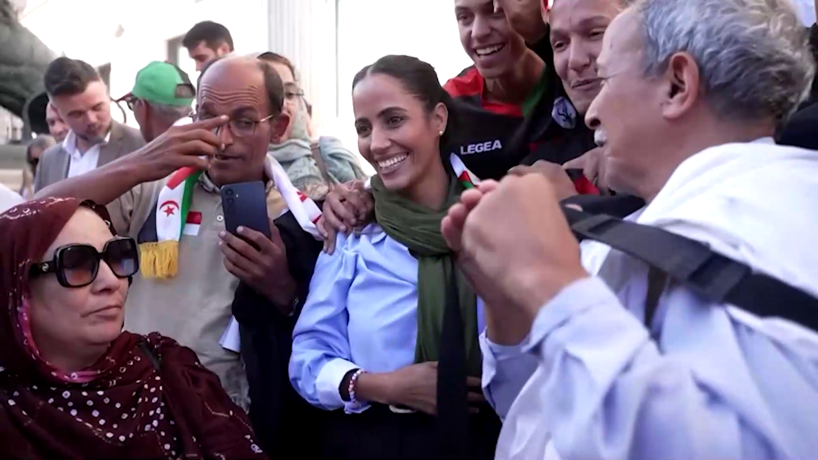 إسبانيا تدعم منح الجنسية للصحراويين