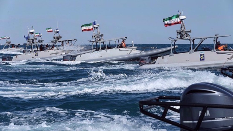 إيران تستهدف سفناً أمريكية في مضيق هرمز