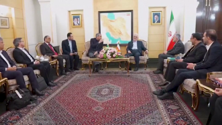 إيران وباكستان تعززان العلاقات الثنائية
