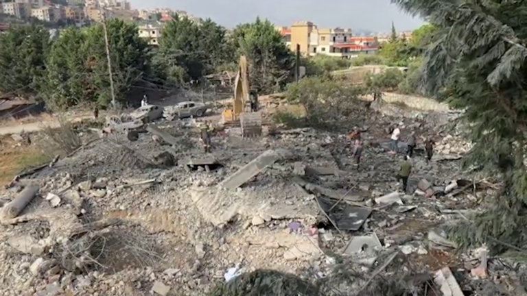 غارات إسرائيلية تقتل ١١ شخصًا بينهم رضع في لبنان