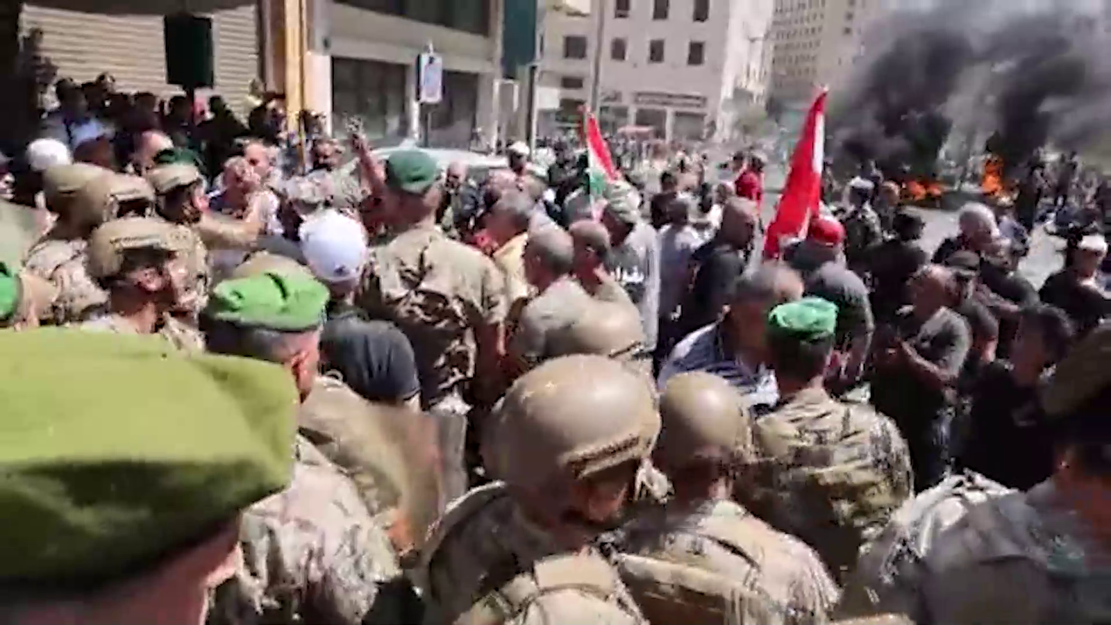 المتقاعدون اللبنانيون يحتجون على تدهور قيمة معاشاتهم