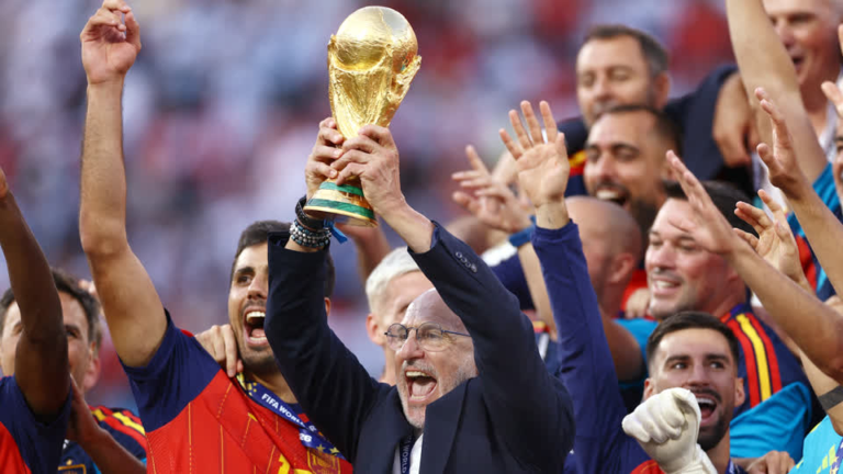 إسبانيا تمدد عقد مدربها حتى كأس العالم ٢٠٣٠