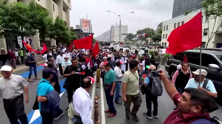 بيرو تشهد اضطرابات سياسية واسعة